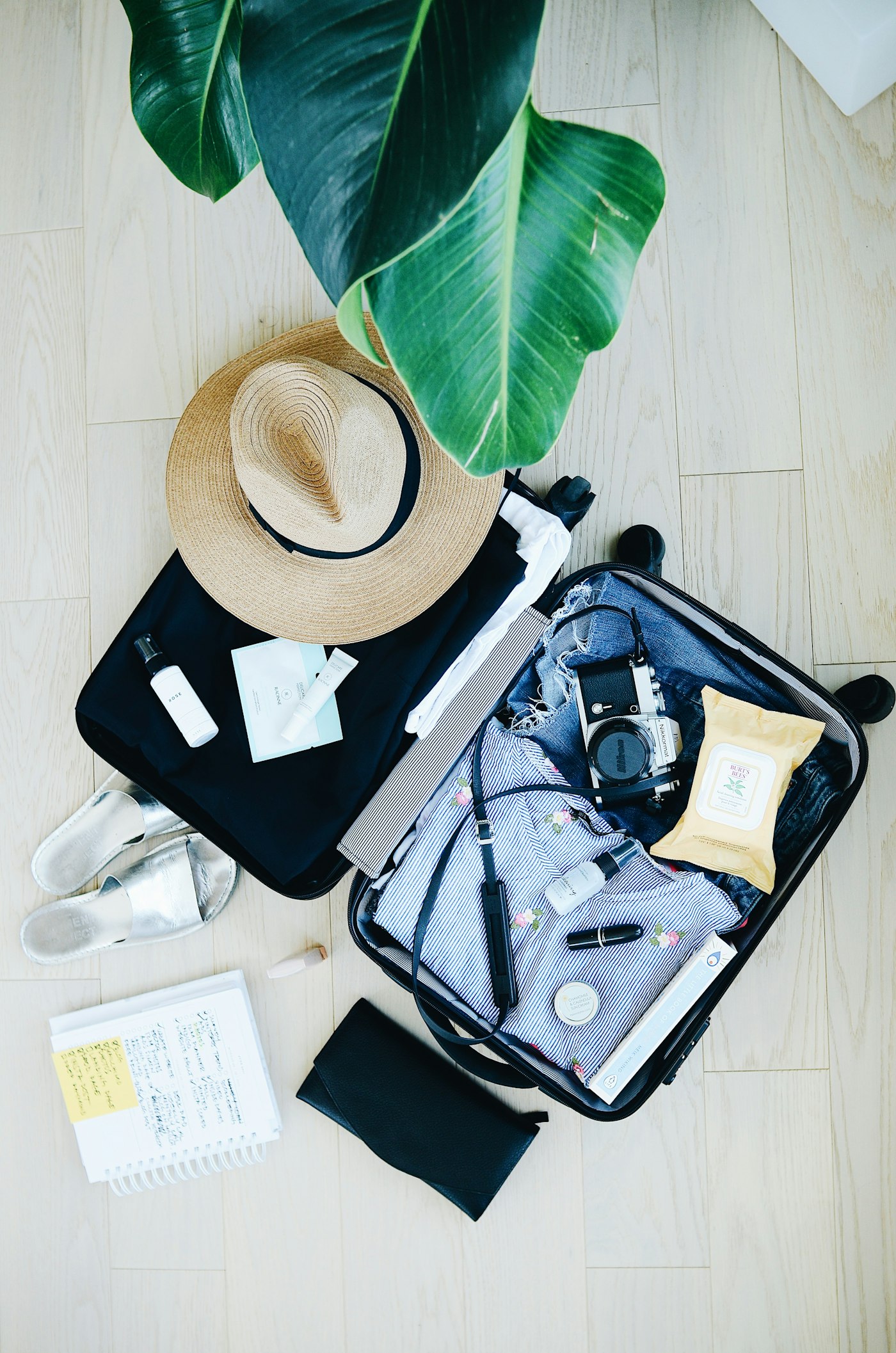 Valise ouverte à plat avec des affaires de voyage